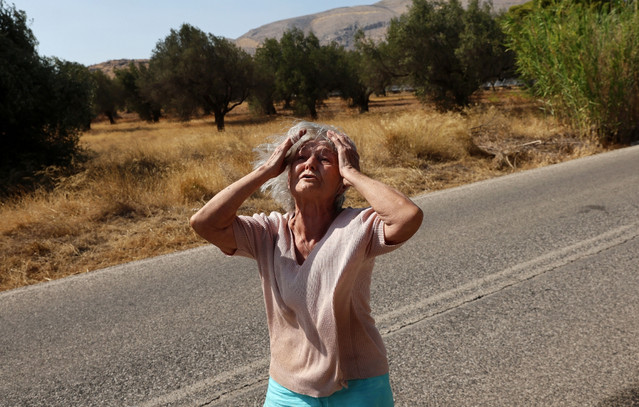 Η-φωτογραφία-που-αποτυπώνει-την-απόγνωση-γυναίκας-που-βλέπει-τις-φλόγες-στα-σπίτια-–-Σκηνές-αρχαίας-τραγωδίας-στην-Κερατέα