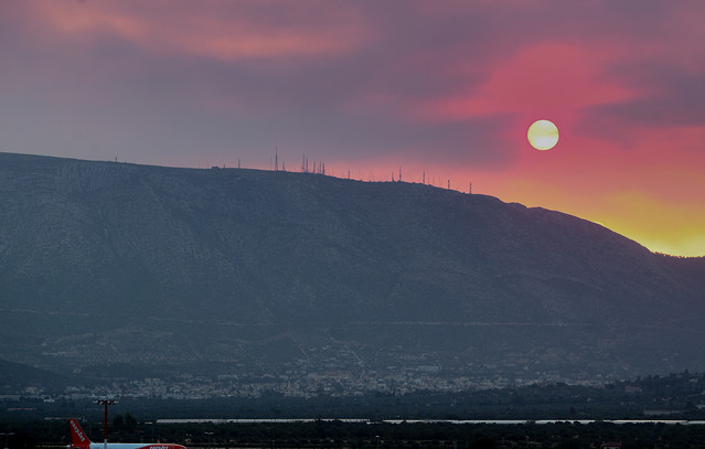 Μέχρι-τα-Κύθηρα-φτάνουν-οι-καπνοί-από-τη-φωτιά-στην-Κερατέα-–-«Μυρίζει-καμένο»-στην-Άνδρο-από-την-πυρκαγιά-στην-Τουρκία