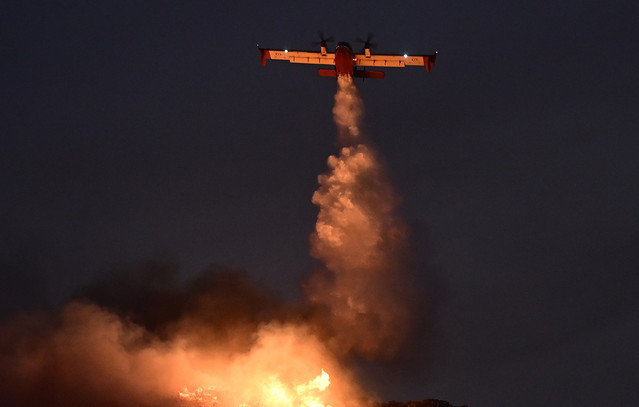 Υπεράνθρωπη-μάχη-με-τη-φωτιά-στην-Κερατέα:-Πυροσβεστικά-αεροσκάφη-έκαναν-ρίψεις-μετά-τη-δύση-του-ηλίου