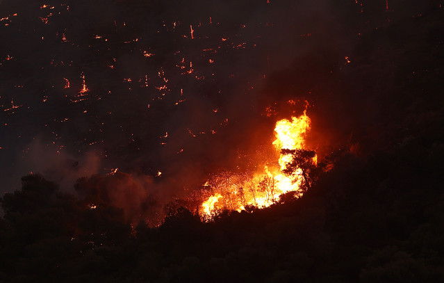 Φωτιά-στην-Κερατέα:-Δύσκολη-νύχτα-με-ανέμους-έως-και-9-μποφόρ-–-Δίνουν-μάχη-σε-δύσβατη-περιοχή-οι-πυροσβεστικές-δυνάμεις