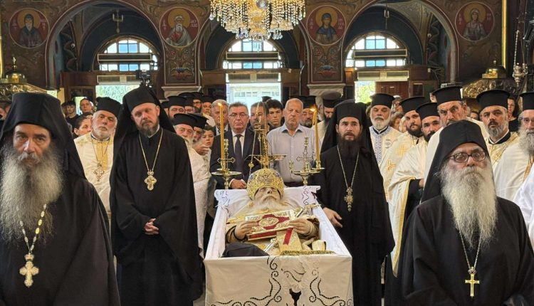 Σε-λαϊκό-προσκύνημα-το-σκήνωμα-του-μακαριστού-Μητροπολίτη-Κορίνθου-Διονυσίου-–-Το-πρωί-του-Σαββάτου-η-Εξόδιος-Ακολουθία