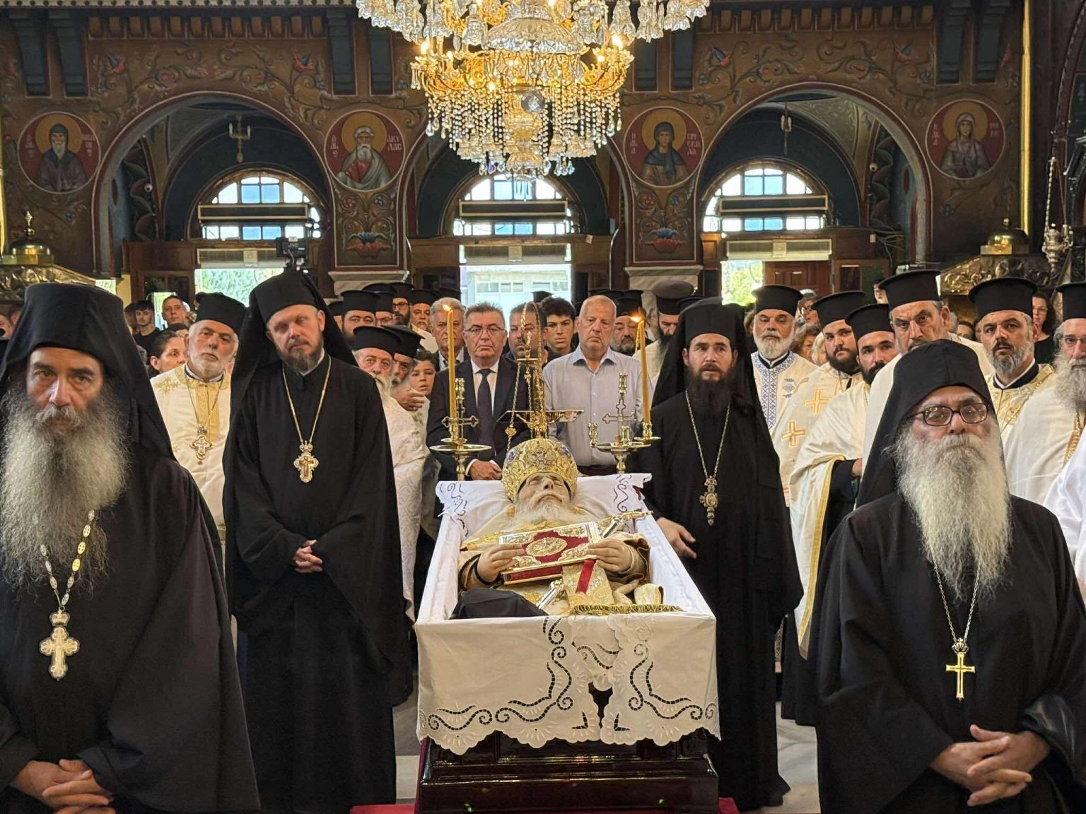 Σε-λαϊκό-προσκύνημα-το-σκήνωμα-του-μακαριστού-Μητροπολίτη-Κορίνθου-Διονυσίου-–-Το-πρωί-του-Σαββάτου-η-Εξόδιος-Ακολουθία