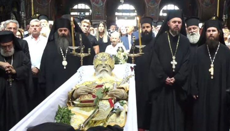 Το-“ύστατο-χαίρε”-στον-Μητροπολίτη-Κορίνθου-κυρό-Διονύσιο-(ΒΙΝΤΕΟ)