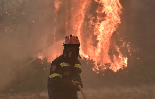 Φωτιά-στην-Πρέβεζα:-Κάηκαν-δύο-σπίτια-–-Απομακρύνονται-οι-ηλικιωμένοι-από-τη-Βρυσούλα