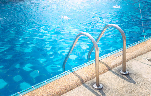 Ένας-45χρονος-εντοπίστηκε-νεκρός-σε-πισίνα-ξενοδοχείου-στη-Σαντορίνη