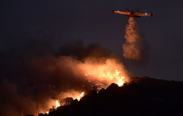 «Οι-πιλότοι-έχουν-τον-σεβασμό-μας»-–-Εικόνες-που-κόβουν-την-ανάσα-από-την-νυχτερινή-επιχείρηση-των-canadair-στην-φωτιά-στην-Κερατέα