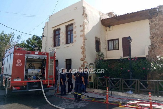 Φωτιά-στην-«πύλη-της-άμμου»-στο-παλιό-λιμάνι-Χανίων