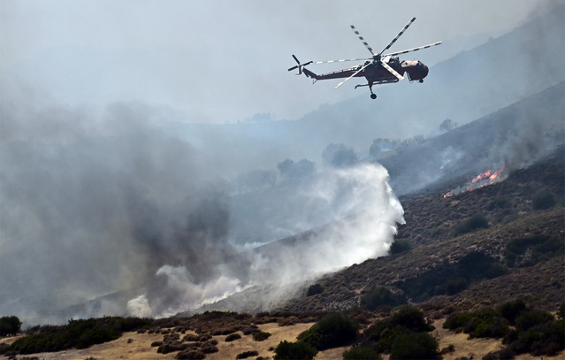 Φωτιά-στη-Νεάπολη-Αγρινίου-–-Επιχειρούν-εναέρια-μέσα