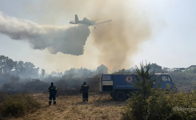 Μάχη-με-τις-φλόγες-στην-Πρέβεζα-–-Φωτιές-σε-Στεφάνη-και-Καστροσυκιά,-αναζωπύρωση-στη-Βρυσούλα,-μηνύματα-από-το-112