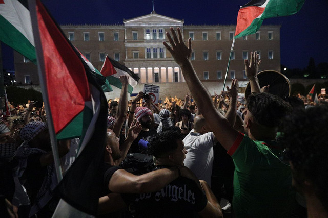 Συγκέντρωση-στο-Σύνταγμα-και-σε-άλλες-περιοχές-της-Ελλάδας-υπέρ-της-Παλαιστίνης-–-Δείτε-φωτογραφίες-και-βίντεο