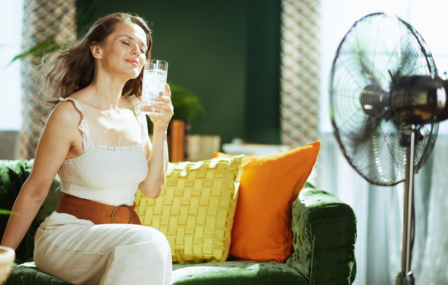 Μπορείτε-να-δροσιστείτε-με-ανεμιστήρα-στον-καύσωνα,-αρκεί-να-τον-χρησιμοποιείτε-σωστά-–-Δείτε-τι-κάνει-τη-διαφορά