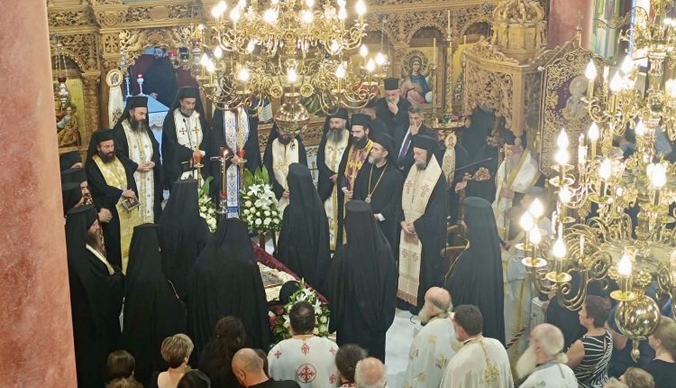 Η-eξόδιος-aκολουθία-του-μακαριστού-Αρχιμανδρίτου-Ιερωνύμου-Μάγγαλου
