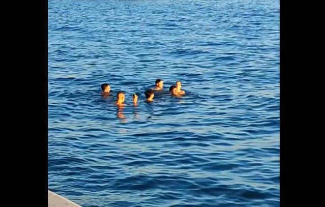 Νεαροί-βούτηξαν-στον-Θερμαϊκό-αφήνοντας-άφωνους-τους-περαστικούς-–-Δείτε-το-βίντεο