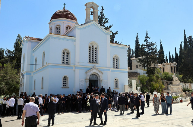 Σε-λίγη-ώρα-το-τελευταίο-αντίο-στην-34χρονη-Λένα-Σαμαρά-–-Βουβός-θρήνος-στο-Α’-Νεκροταφείο