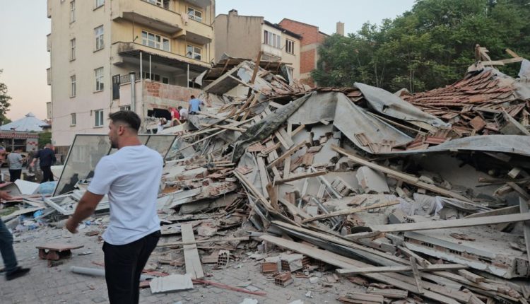 Ένας-νεκρός-και-29-τραυματίες-από-τον-ισχυρό-σεισμό-στην-Τουρκία