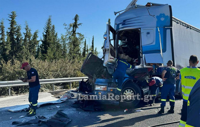 Σοβαρό-τροχαίο-με-νταλίκες-στη-Λαμία-–-Γέμισε-με-αλεύρι-η-εθνική-οδός-μετά-τη-σφοδρή-σύγκρουση