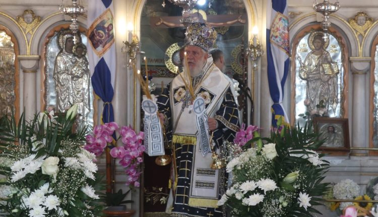 Ο-Μητροπολίτης-Σύρου-ιερούργησε-στον-Ιερό-Ναό-Κοιμήσεως-της-Θεοτόκου-Στενιών-Άνδρου
