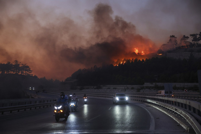 Μαζική-εκκένωση-στην-Τσανάκαλε-της-Τουρκίας-λόγω-της-μεγάλης-πυρκαγιάς-–-Κάηκαν-σπίτια-και-αυτοκίνητα