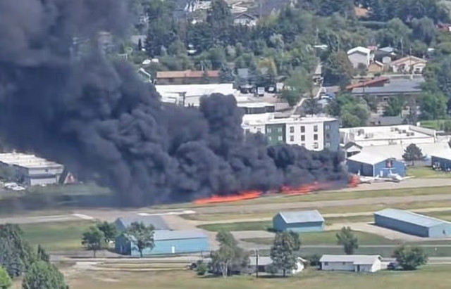 Αεροπλάνο-συγκρούστηκε-με-σταθμευμένα-αεροσκάφη-κατά-την-προσγείωση-του-στη-Μοντάνα-–-Προκλήθηκε-πυρκαγιά