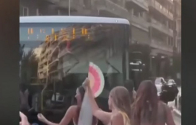 Νύφη-σταμάτησε-λεωφορείο-του-ΟΑΣΘ-για-να-χορέψει-στη-μέση-του-δρόμου-–-Δείτε-το-βίντεο