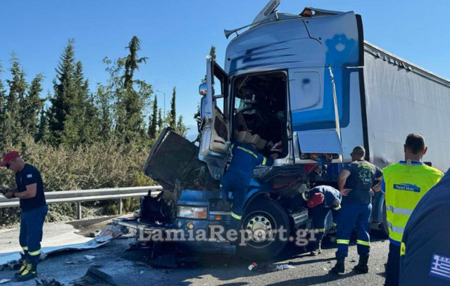 Τροχαίο-με-νταλίκες-έκλεισε-την-Εθνική-Οδό-έξω-από-τη-Λαμία-–-Γέμισε-ο-δρόμος-με-αλεύρι