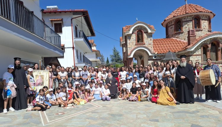 Οι-κατασκηνωτές-της-Μητρόπολης-Καλαμαριάς-στον-πρώην-Μητροπολίτη-Φλωρίνης-Θεόκλητο