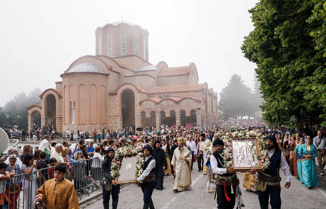 Άρχισαν-να-συρρέουν-οι-προσκυνητές-στην-Παναγία-Σουμελά σε-ένα-από-τα-πιο-ιστορικά-προσκυνήματα-της-Ορθοδοξίας