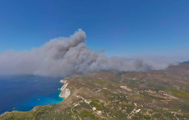 Μάχη-με-τις-φλόγες-σε-πολλές-περιοχές-της-χώρας-–-Μηνύματα-από-το-112,-εκκενώσεις-οικισμών-και-διακοπές-κυκλοφορίας