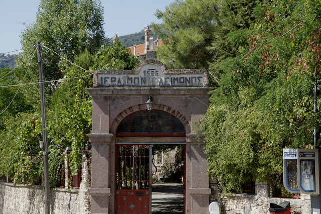 Μυτιλήνη:-Οριοθετήθηκε-η-πυρκαγιά-κοντά-στη-Μονή-Λειμώνος