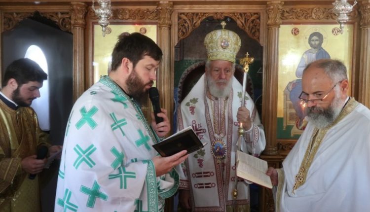 Ο-Μητροπολίτης-Σύρου-στον-Ιερό-Ναό-του-Αγίου-Ιωάννου-“των-Ψηφίδων”-στην-Άνω-Μερά-Μυκόνου
