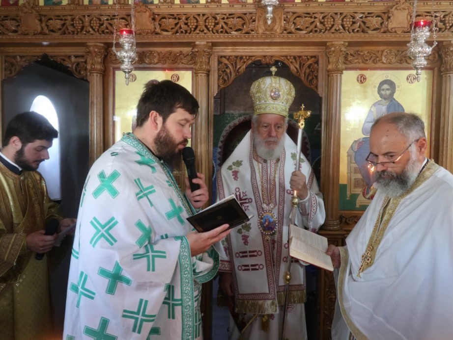 Ο-Μητροπολίτης-Σύρου-στον-Ιερό-Ναό-του-Αγίου-Ιωάννου-“των-Ψηφίδων”-στην-Άνω-Μερά-Μυκόνου