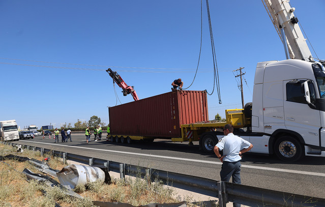 Αποκαταστάθηκε-πλήρως-η-κυκλοφορία-στην-Αθηνών-–-Κορίνθου-μετά-την-εκτροπή-φορτηγού-στα-διόδια-Ελευσίνας