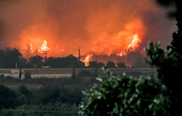 Ανεξέλεγκτη-η-φωτιά-στην-Κάτω-Αχαΐα-–-Μήνυμα-του-112-για-προληπτική-εκκένωση-προς-Πύργο
