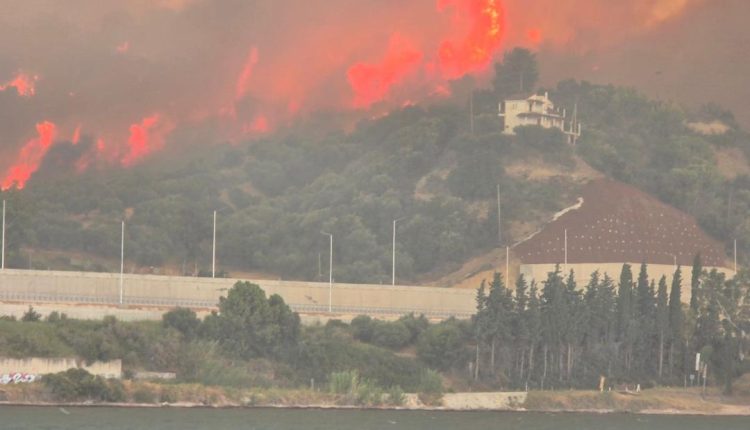 Σε-πύρινο-κλοιό-η-χώρα-–-82-πυρκαγιές-σε-24-ώρες