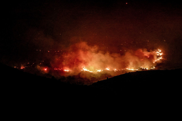 Σοκαριστικό-βίντεο-από-τη-φωτιά-στη-Χίο:-Οι-φλόγες-περικυκλώνουν-το-χωριό-Πυραμά-Στο-νοσοκομείο-τέσσερις-πυροσβέστες