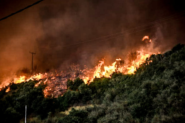 Νύχτα-–-κόλαση-στην-Αχαΐα:-Νέο-μέτωπο-φωτιάς-στα-Συχαινά-Πάτρας