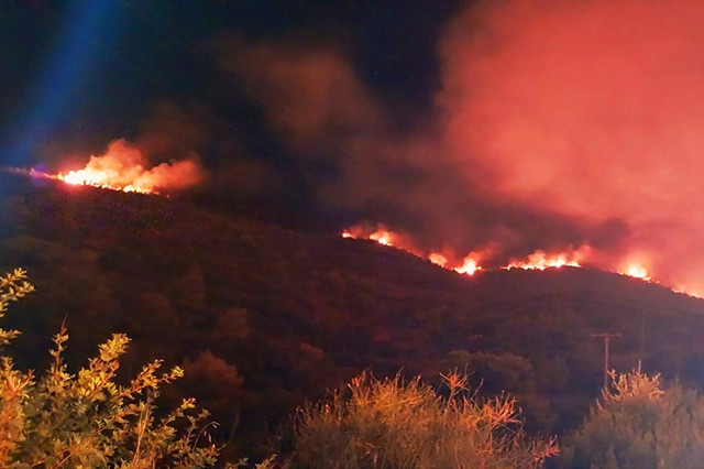 Μαίνονται-τα-πύρινα-μέτωπα-σε-Χίο,-Ζάκυνθο-και-Πρέβεζα-–-Άνιση-η-μάχη-με-τις-φλόγες