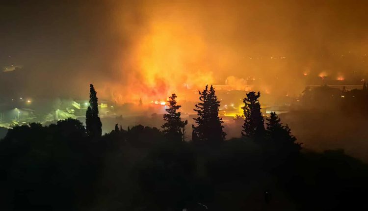 Οριοθετήθηκε-το-μέτωπο-της-πυρκαγιάς-στην-Κάτω-Αχαΐα-–-Μπαράζ-μηνυμάτων-«112»-–-Κάηκαν-σπίτια-–-live-οι-εξελίξεις