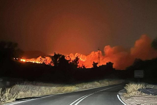 Νέα-μεγάλη-πυρκαγιά-στα-Μέγαρα-Αττικής-–-Ισχυρές-δυνάμεις-της-πυροσβεστικής-στην-περιοχή
