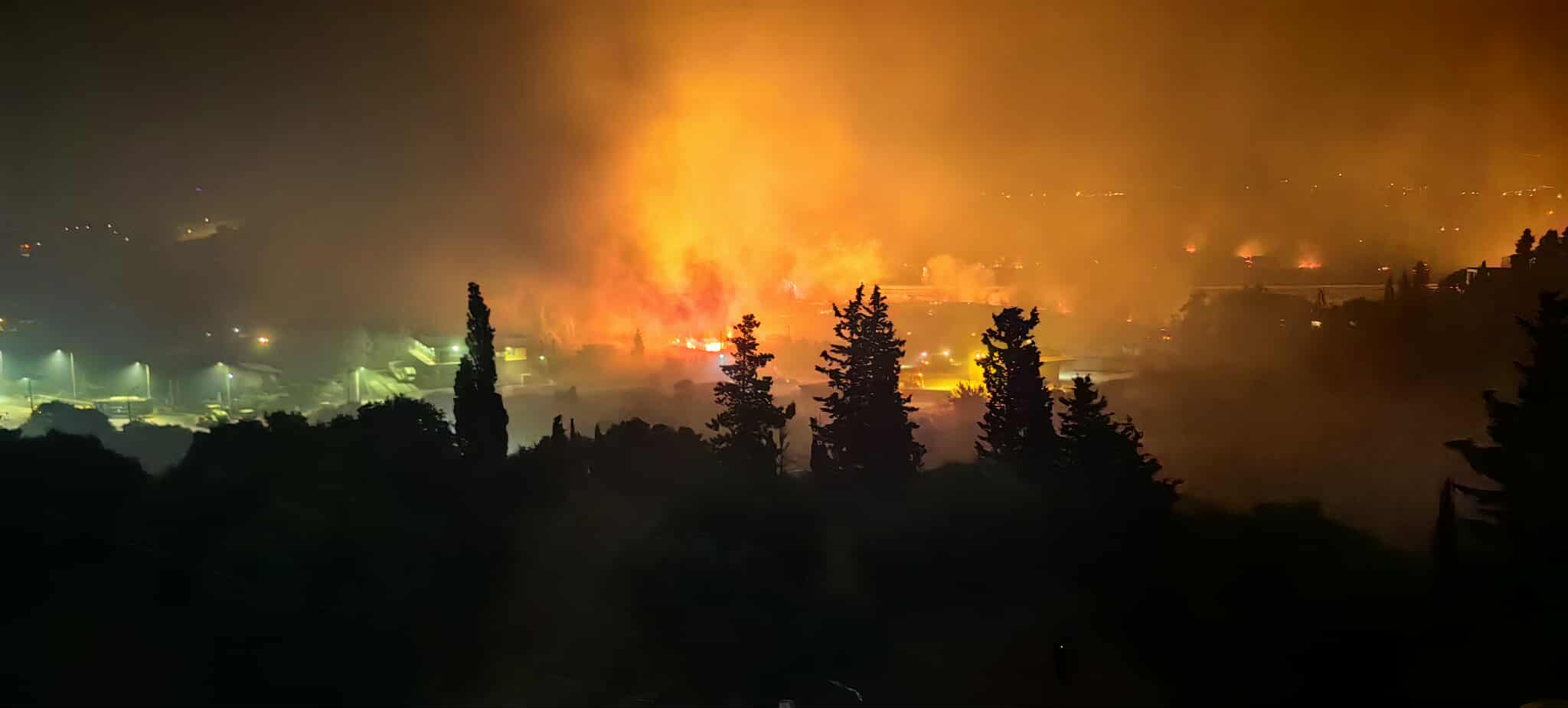 Οριοθετήθηκε-το-μέτωπο-της-πυρκαγιάς-στην-Κάτω-Αχαΐα-–-Μπαράζ-μηνυμάτων-«112»-–-Κάηκαν-σπίτια-και-αυτοκίνητα