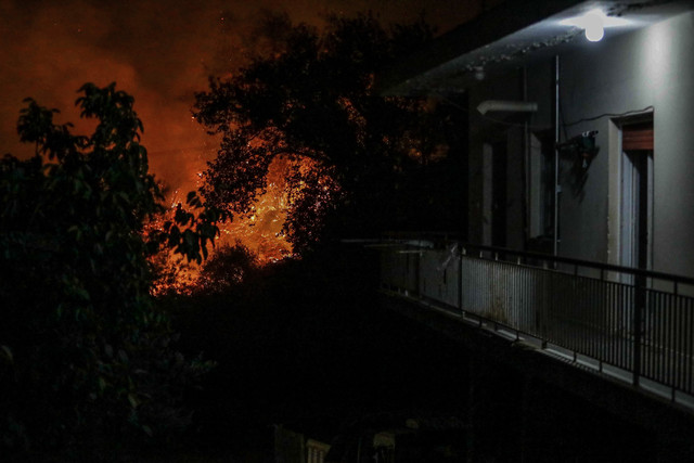 Τι-πρέπει-να-κάνετε-αν-σας-πλησιάζει-η-φωτιά-–-Χρήσιμες-οδηγίες-από-την-Πολιτική-Προστασία