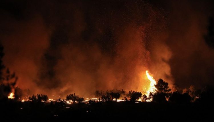 Τελευταία-παράκληση-στην-πυρόπληκτη-Σταμνά-–-Στο-πλευρό-των-κατοίκων-ο-Αιτωλίας-και-Ακαρνανίας-Δαμασκηνός