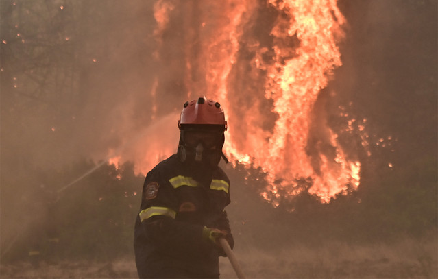Αντιμετωπίζοντας-τη-φωτιά-με-φωτιά-–-Τι-είναι-η-μέθοδος-«αντιπύρ»-που-χρησιμοποιείται-για-την-κατάσβεση-πυρκαγιών