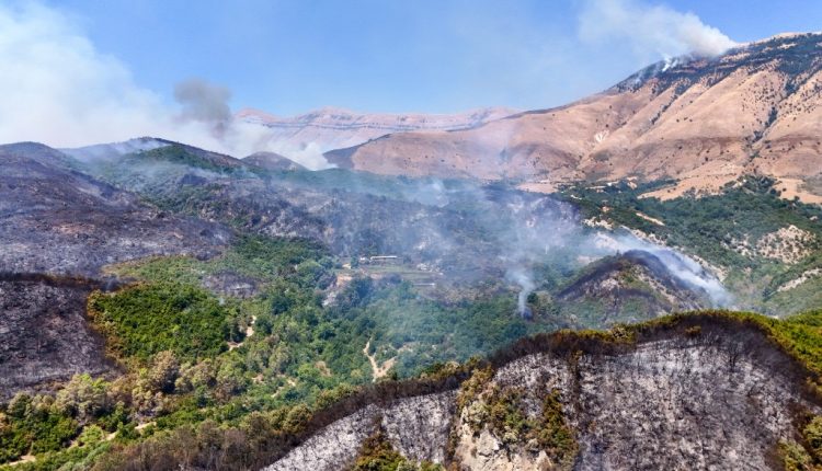 Εκτός-ελέγχου-οι-φωτιές-σε-χωριά-της-Βορείου-Ηπείρου