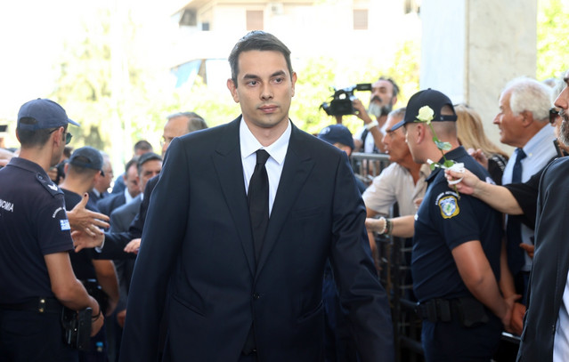 Το-«ευχαριστώ»-του-Κώστα-Σαμαρά-μετά-την-κηδεία-της-αδελφής-του-–-«Μας-έχουν-συγκινήσει-απέραντα-τα-μηνύματά-σας»