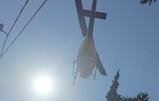 Παραλίγο-ατύχημα-από-επιχείρηση-ελικοπτέρου-σε-εστία-φωτιάς-στην-Πάτρα-–-Κλαδιά-δέντρων-έπεσαν-σε-οχήματα