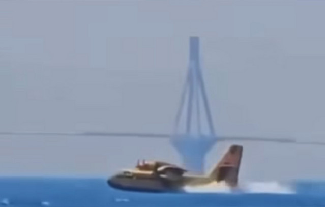 Βίντεο-που-κόβει-την-ανάσα-από-τη-«βουτιά»-ανεφοδιασμού-canadair-δίπλα-στη-γέφυρα-Ρίου-–-Αντιρρίου