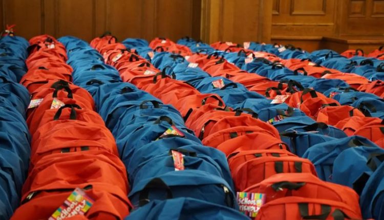 Πάνω-από-500-πλήρως-εξοπλισμένες-σχολικές-τσάντες-σε-παιδιά-από-Μποτοσάνι,-Ιάσιο-και-Νεάμτς 