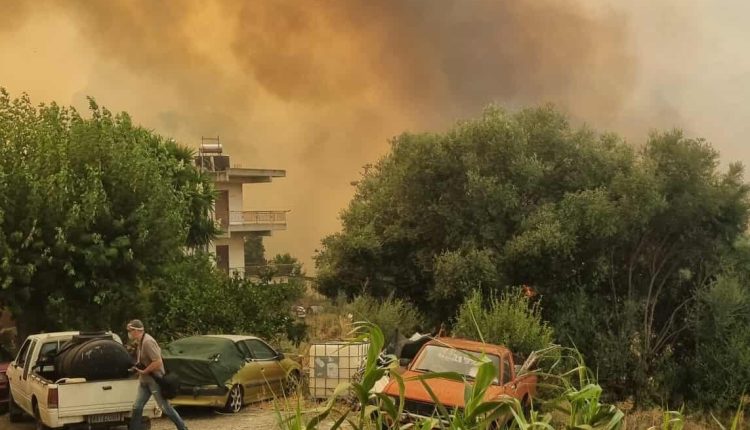 Μαίνεται-η-φωτιά-στην-Αχαΐα-–-Μηνύματα-112-για-εκκενώσεις-οικισμών-–-Εκκενώνεται-προληπτικά-το-Καραμανδάνειο-νοσοκομείο