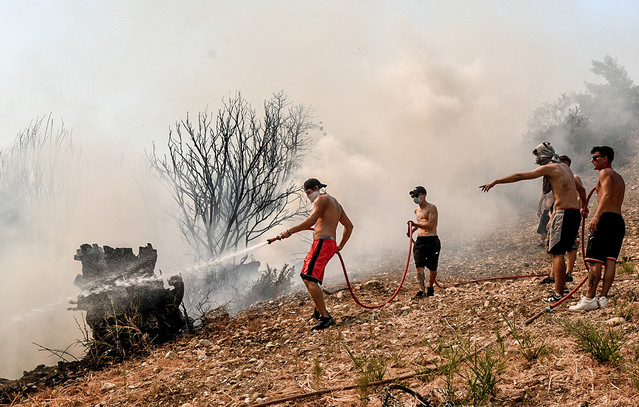 Οι-υπεράνθρωπες-προσπάθειες-πυροσβεστών-και-εθελοντών-στα-πύρινα-μέτωπα-–-Παλεύουν-με-κάθε-μέσο-να-σβήσουν-εστίες-φωτιάς